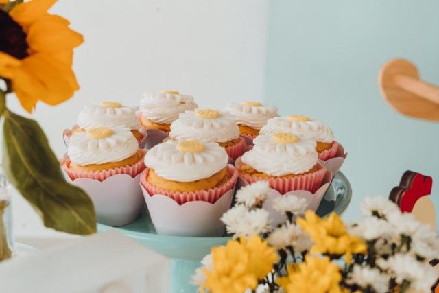 Cupcakes de Pâques, nid en crème au chocolat et petits œufs Cupcakes de Pâques, nid en crème au chocolat et petits œufs